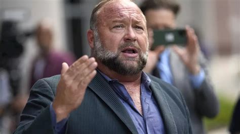 Alex Jones keeps Infowars for now after sale to The Onion is。